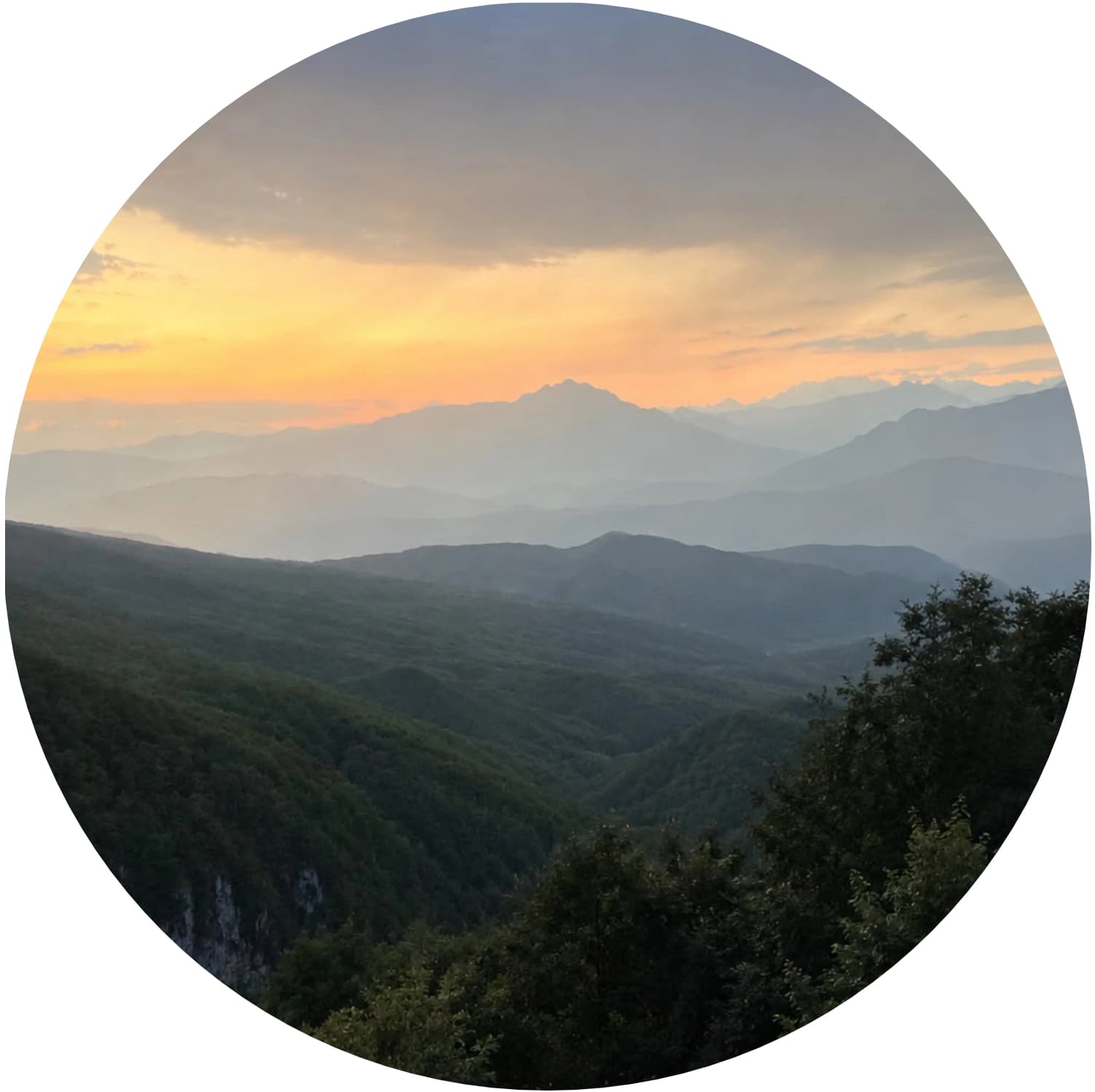 მთების ხედი მზის ჩასვლისას — Travel Art-ის მარშრუტიდან